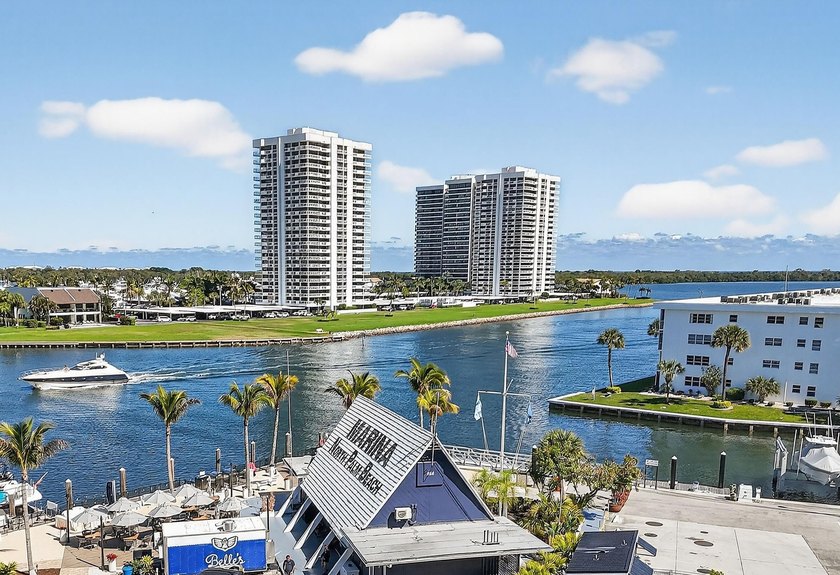 This top-floor residence features vaulted ceilings, walk-in - Beach Condo for sale in North Palm Beach, Florida on Beachhouse.com