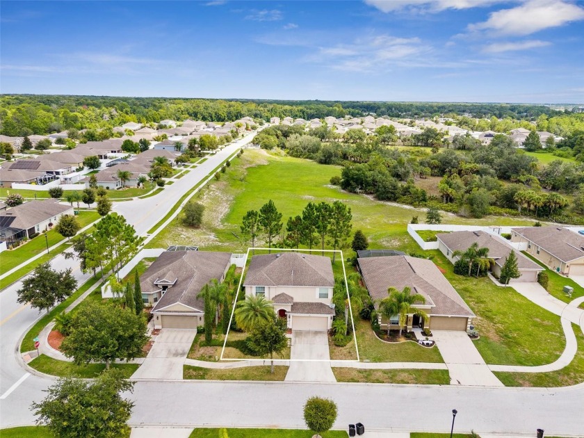 LARGE and SPACIOUS 4 BED/2.5 BATH 2-story home with NO REAR - Beach Home for sale in Hudson, Florida on Beachhouse.com