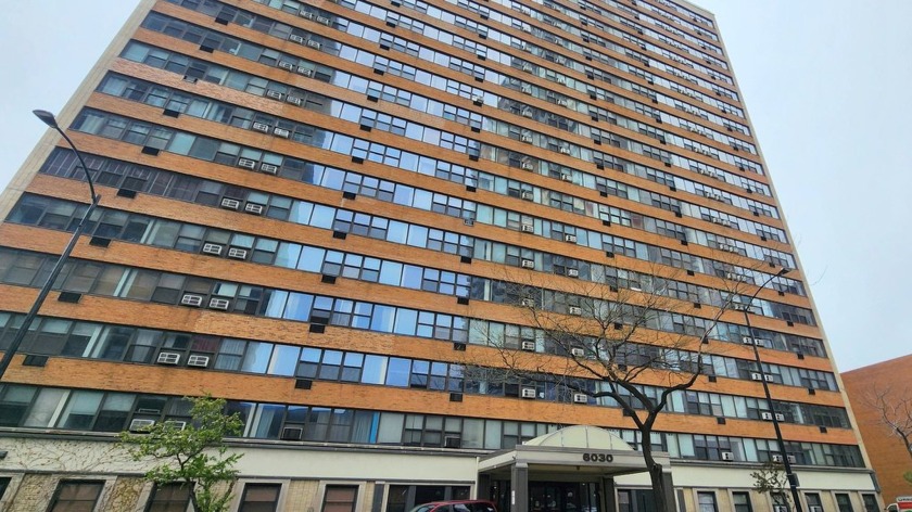 Prime Edgewater location! This spacious, light-filled condo - Beach Condo for sale in Chicago, Illinois on Beachhouse.com