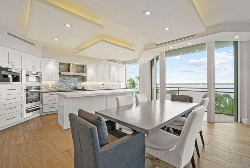 This beautiful unit has recently been renovated and offers a - Beach Condo for sale in Palm Beach, Florida on Beachhouse.com