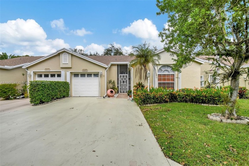 Welcome home to this desirable villa is the 55+ community of - Beach Townhome/Townhouse for sale in Green Acres, Florida on Beachhouse.com