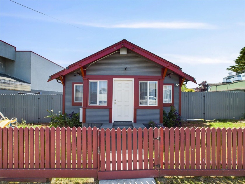 This house has been converted to Two UNITS. A total of around - Beach Home for sale in Eureka, California on Beachhouse.com