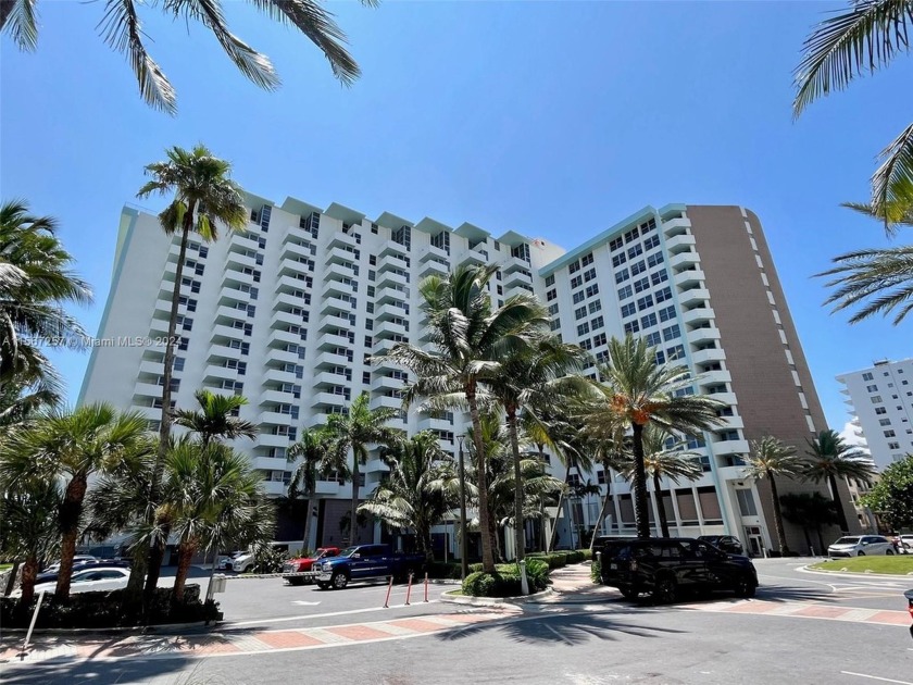 GREAT INVESTING OPPORTUNITY, READY FOR SOME TLC. HAS GREAT - Beach Condo for sale in Miami Beach, Florida on Beachhouse.com
