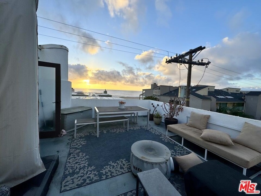 Beautiful 2 Bed, 2 Bath + loft/ office multi-level home in the - Beach Condo for sale in Marina Del Rey, California on Beachhouse.com