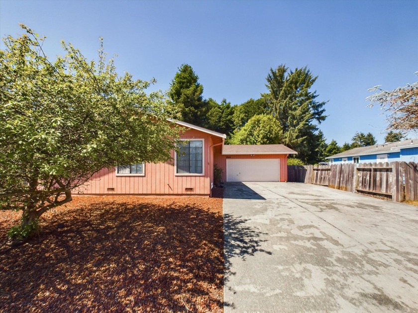 Come see this comfy McKinleyville ranch home on an oversized - Beach Home for sale in Mckinleyville, California on Beachhouse.com