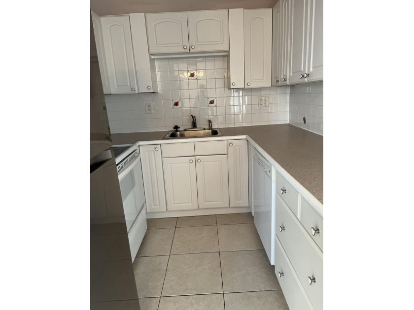 IMMACULATE SECOND FLOOR 2/2 TRUE END UNITTILE THROUGHOUT EXCEPT - Beach Condo for sale in Delray Beach, Florida on Beachhouse.com