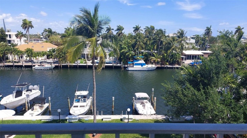 Waterfront 2 bedroom 1 1/2 baths with incredible city and water - Beach Condo for sale in Fort Lauderdale, Florida on Beachhouse.com