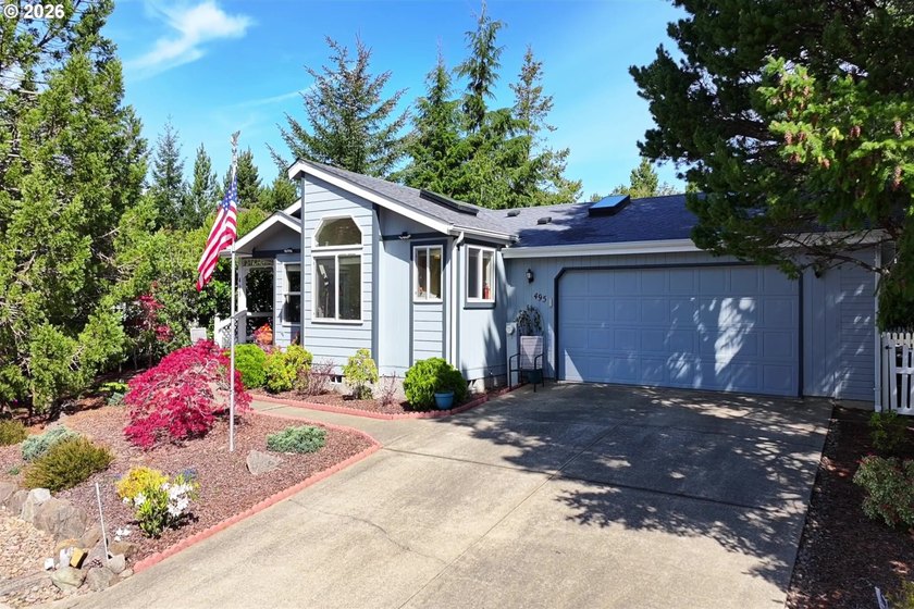 Welcome to this charming 2-bedroom home with a versatile den or - Beach Home for sale in Florence, Oregon on Beachhouse.com