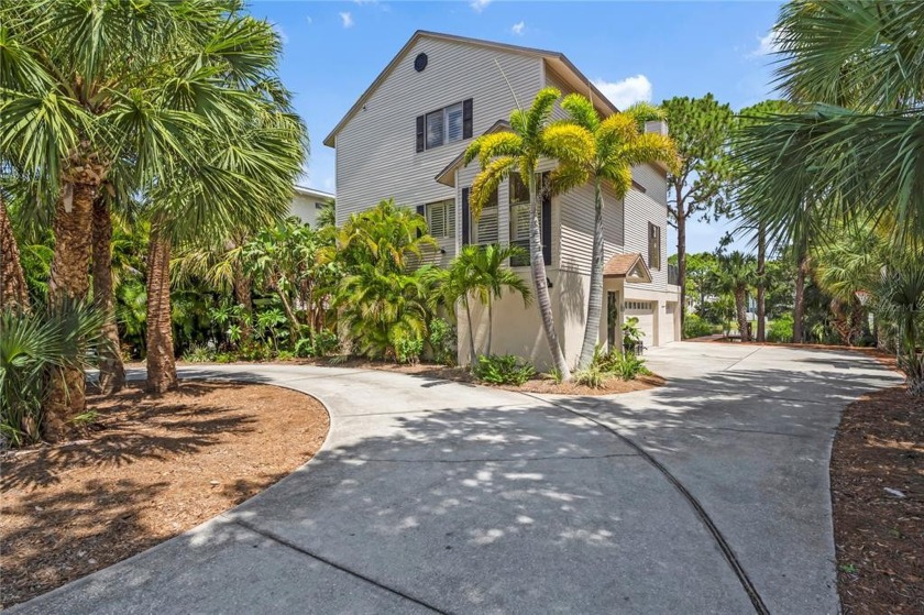 WELCOME HOME to the highly desirable community of OZONA! This - Beach Home for sale in Palm Harbor, Florida on Beachhouse.com