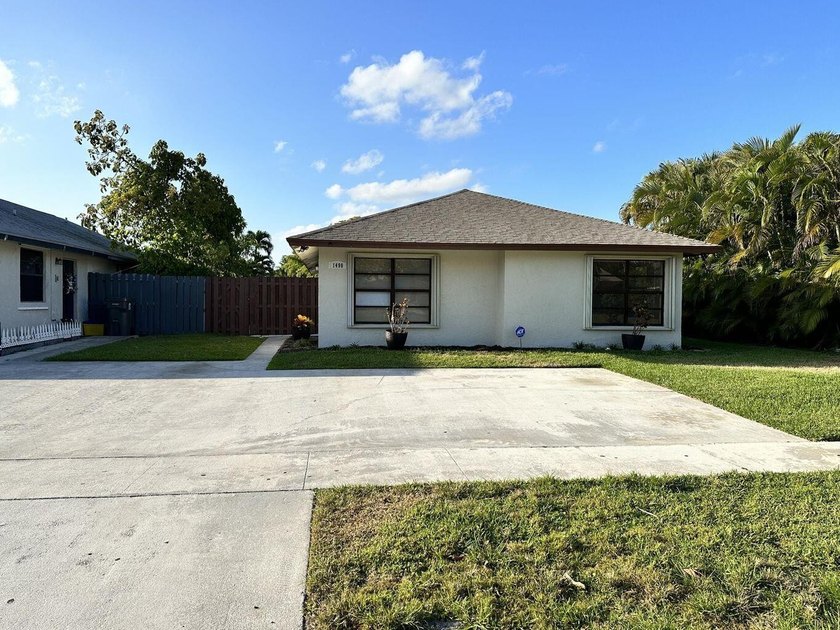 Beautiful 3 bedroom home has tile throughout the house, eat in - Beach Home for sale in West Palm Beach, Florida on Beachhouse.com