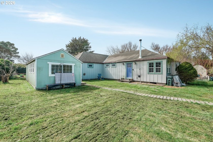 Charming 3-bedroom, 1-bath cottage set on a spacious .24-acre - Beach Home for sale in Bandon, Oregon on Beachhouse.com