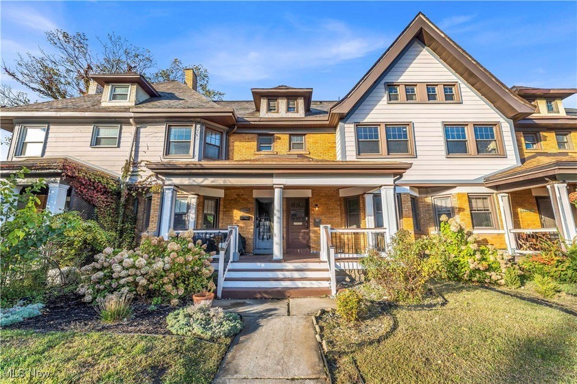 Step inside this beautifully updated Lakewood townhouse that - Beach Townhome/Townhouse for sale in Lakewood, Ohio on Beachhouse.com