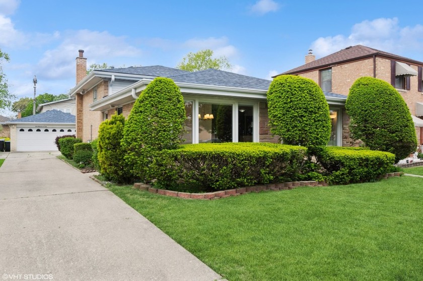 **Multiple offers received** Prime Skokie split-level home right - Beach Home for sale in Skokie, Illinois on Beachhouse.com