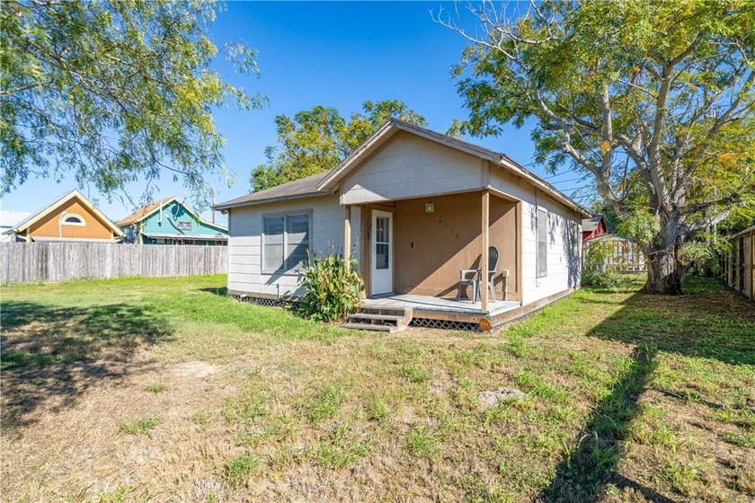 Charming Coastal Home in Flour Bluff ISD! Precious 1-bedroom - Beach Home for sale in Corpus Christi, Texas on Beachhouse.com