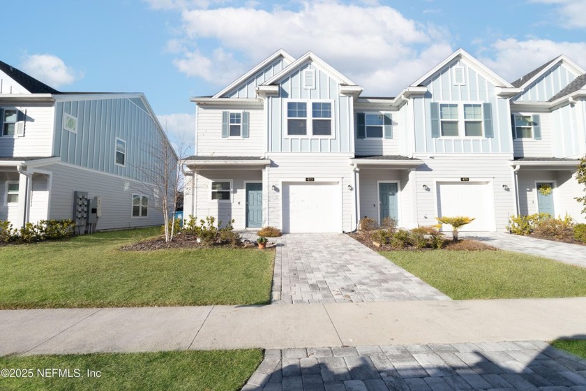 This beautiful end unit with a relaxing lake view off your - Beach Townhome/Townhouse for sale in Saint Johns, Florida on Beachhouse.com
