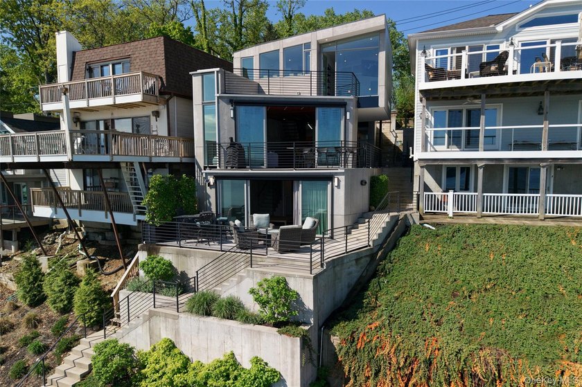 New construction modern waterfront residence perched on a bluff - Beach Home for sale in Port Washington, New York on Beachhouse.com