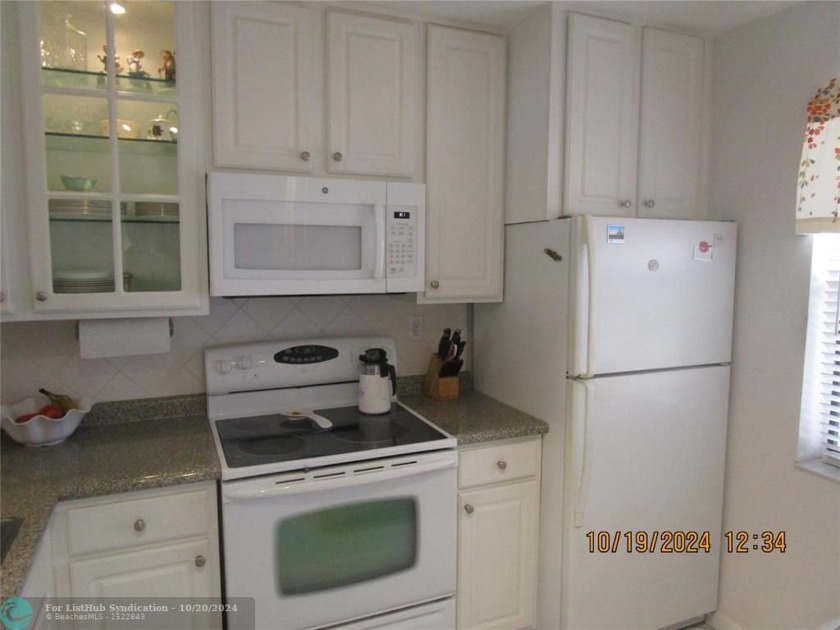 LOVELY 2 BEDROOM 2 BATH CODO IN SPECTACULAR SUNRISE LAKES PHASE - Beach Condo for sale in Sunrise, Florida on Beachhouse.com