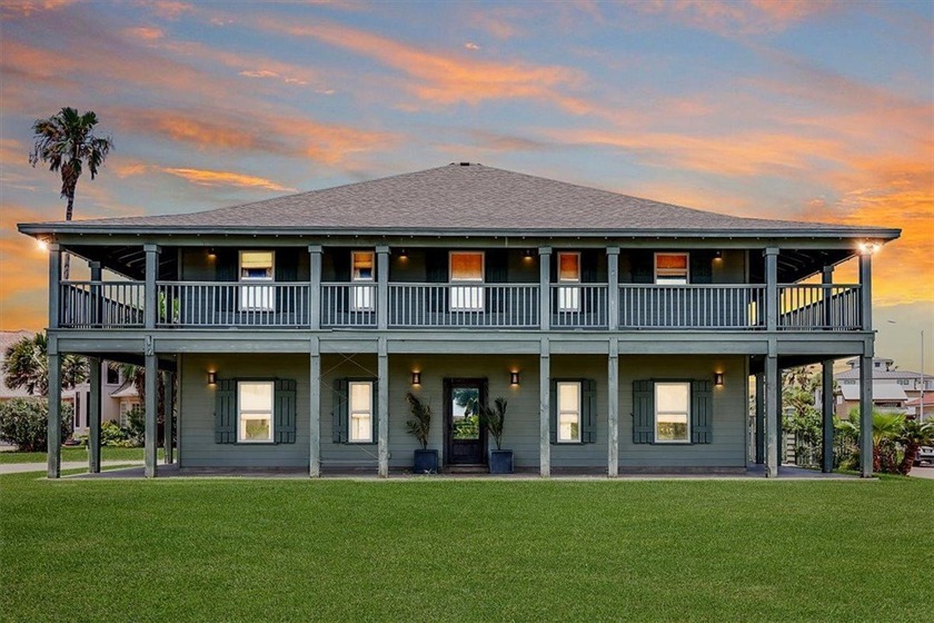 OPEN CANAL VIEWS! HUGE LOT! TWO LIVING SPACES! LARGE SQUARE - Beach Home for sale in Port Aransas, Texas on Beachhouse.com