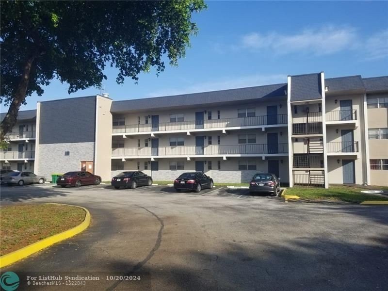 WOW. GORGEOUS 1 BEDROOM 1 1/2 BATHROOM CONDO WITH BREATH-TAKING - Beach Condo for sale in Tamarac, Florida on Beachhouse.com