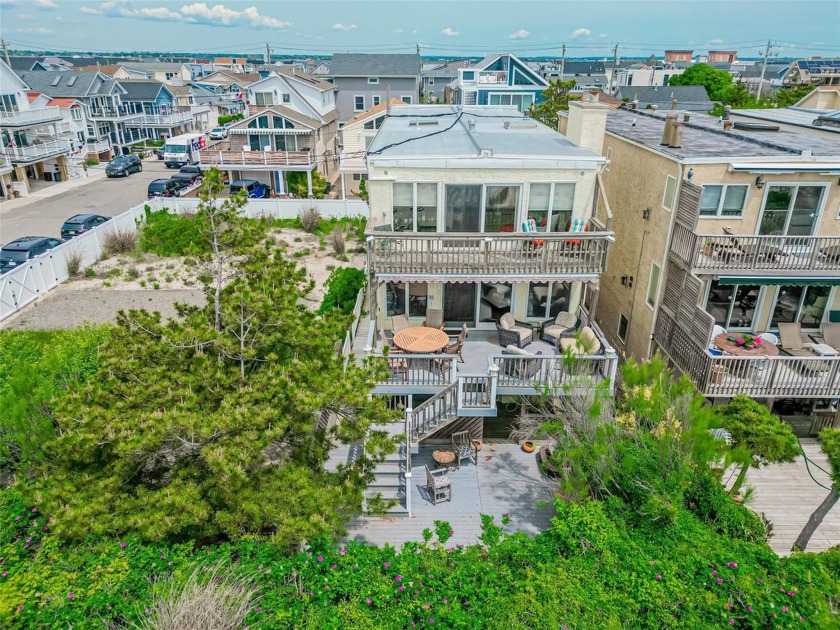 This stunning oceanfront retreat is perfectly positioned on the - Beach Home for sale in Long Beach, New York on Beachhouse.com