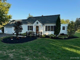 Beautiful, clean and maintenance free Cape situated on a - Beach Home for sale in Pendleton, New York on Beachhouse.com