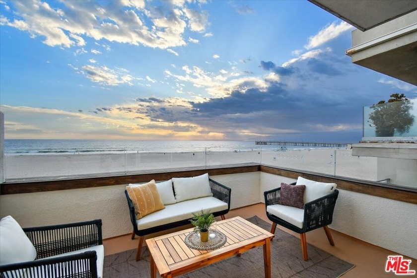 Oceanfront Top Floor northwest corner, Multi-Level End Unit with - Beach Townhome/Townhouse for sale in Marina Del Rey, California on Beachhouse.com