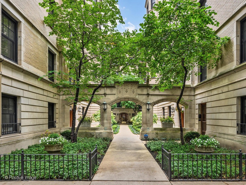 Beautifully updated residence in a charming East Lincoln Park - Beach Condo for sale in Chicago, Illinois on Beachhouse.com