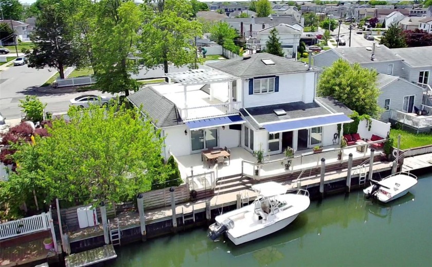 Waterfront Paradise! An updated and expanded 3-bedroom, 2 full - Beach Home for sale in Lindenhurst, New York on Beachhouse.com