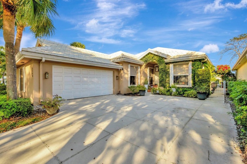 SPECTACULAR GOLF COURSE VIEW!! Enjoy South Florida living in the - Beach Home for sale in West Palm Beach, Florida on Beachhouse.com