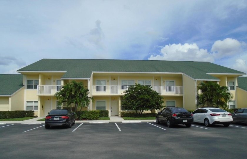 This Golf Condo has been completely renovated w contemporary - Beach Condo for sale in Fort Pierce, Florida on Beachhouse.com
