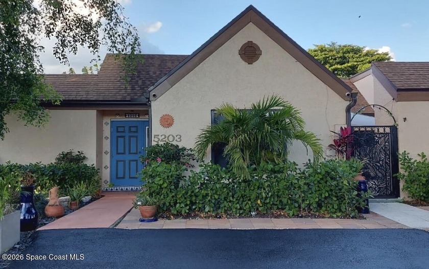 Welcome to easy Florida living in this beautifully updated - Beach Townhome/Townhouse for sale in Palm Beach Gardens, Florida on Beachhouse.com
