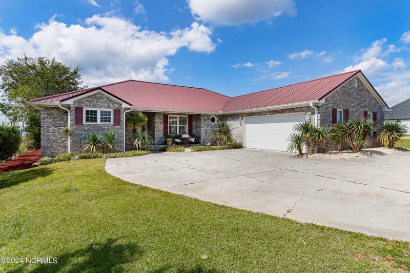 Discover your own slice of coastal paradise at 132 Gemstone - Beach Home for sale in Sneads Ferry, North Carolina on Beachhouse.com