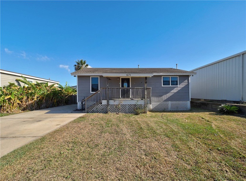 In-town Island Cottage! 3-bedroom, 2-bath home situated on an - Beach Home for sale in Port Aransas, Texas on Beachhouse.com