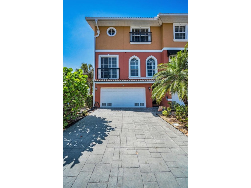 This townhome truly does have it all! 2500 sq feet of luxury!! - Beach Townhome/Townhouse for sale in Tarpon Springs, Florida on Beachhouse.com