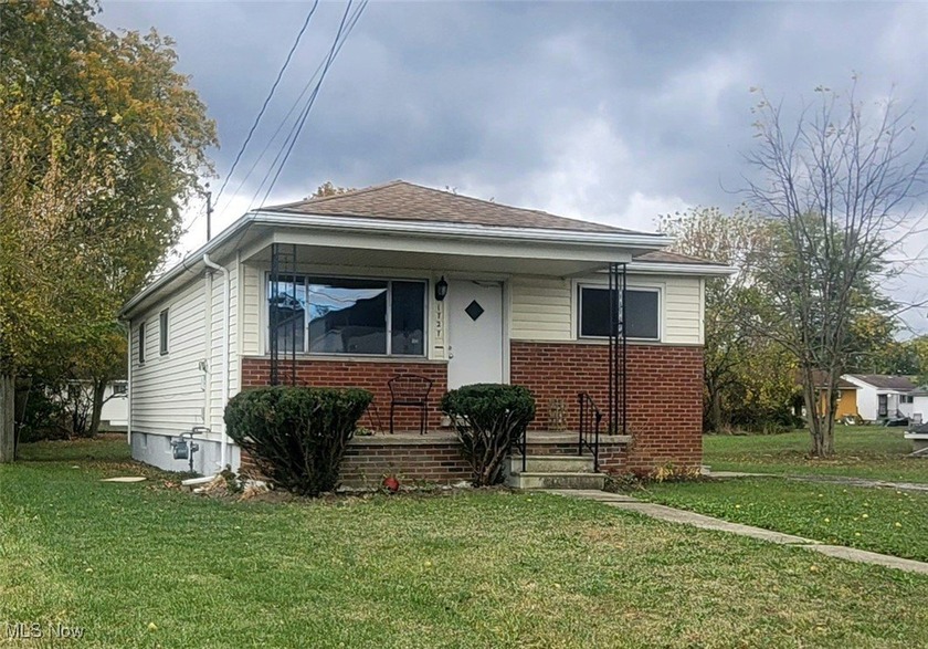 Come see this comfy three bedroom, one full bathroom ranch home - Beach Home for sale in Lorain, Ohio on Beachhouse.com