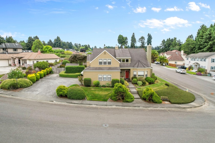 You won't want to miss this 4-bedroom, 2 1/2 bath home located - Beach Home for sale in Eureka, California on Beachhouse.com