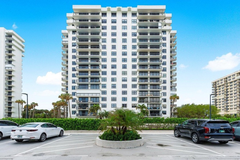 This meticulously maintained, modern 3 BD / 2.5 BA unit offers - Beach Condo for sale in Boca Raton, Florida on Beachhouse.com