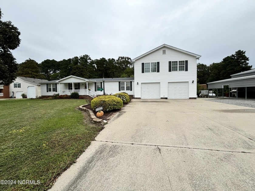 Welcome to your expansive house on the canal with deep water - Beach Home for sale in Hertford, North Carolina on Beachhouse.com