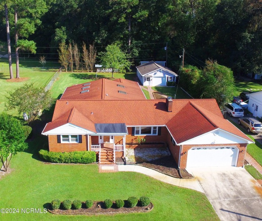 Old Hollywood charm in this sprawling brick ranch. Lots of - Beach Home for sale in Trent Woods, North Carolina on Beachhouse.com