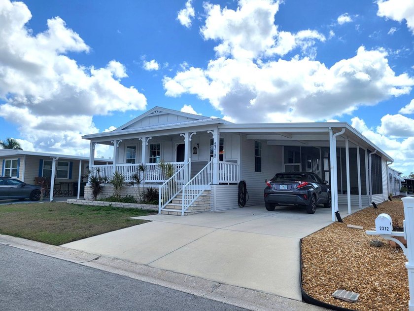 ABSOLUTELY STUNNING 2 BED, 2 BATH PALM HARBOR! This immaculate - Beach Home for sale in Sarasota, Florida on Beachhouse.com