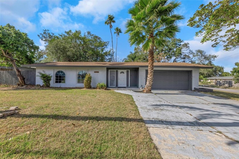 * * FANTASTIC OPPORTUNITY ON LARGE LOT * * Beautifully updated - Beach Home for sale in Clearwater, Florida on Beachhouse.com