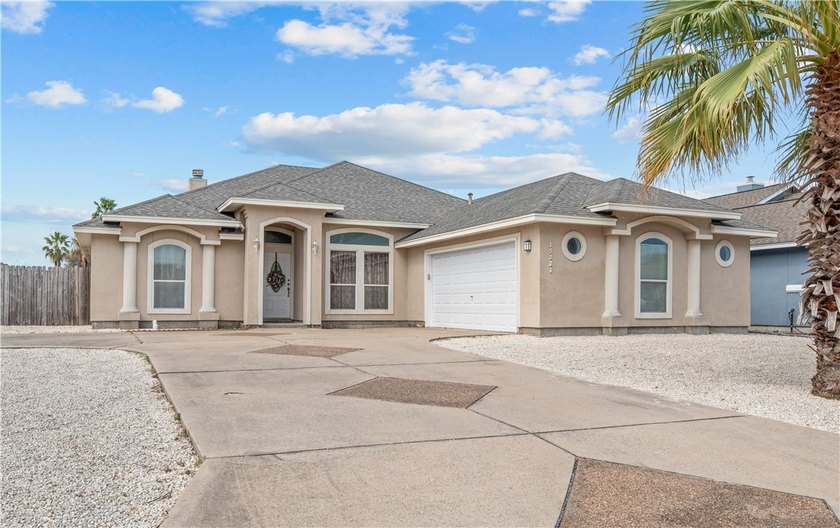 Beautifully maintained island home on Main Royal Dr offering 1 - Beach Home for sale in Corpus Christi, Texas on Beachhouse.com