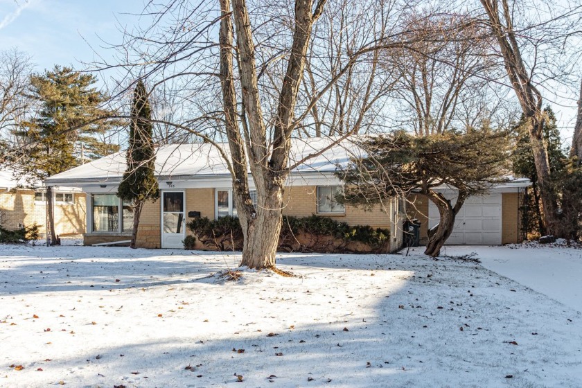 This three-bedroom, two-bath split-level home is the perfect - Beach Home for sale in Lake Bluff, Illinois on Beachhouse.com