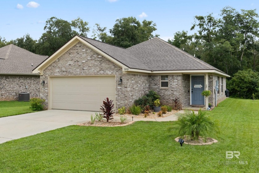 This 3 bed 2 bath all brick home features a wide entry foyer - Beach Home for sale in Foley, Alabama on Beachhouse.com