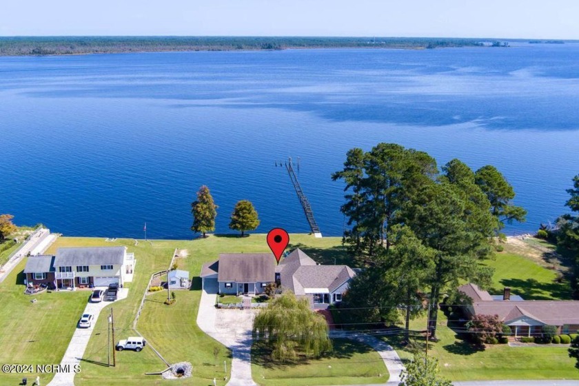 Gorgeous water views welcome you to this stunning home on the - Beach Home for sale in New Bern, North Carolina on Beachhouse.com