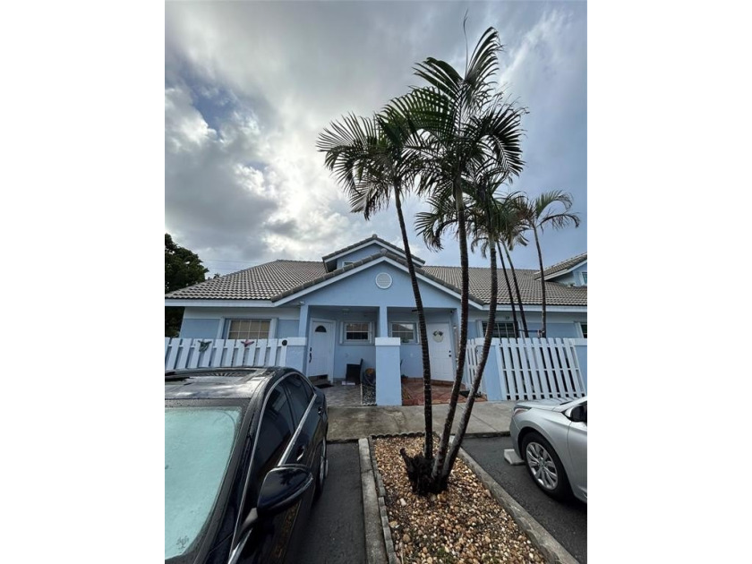 Don't miss out on this stunning, centrally located home! This - Beach Townhome/Townhouse for sale in Deerfield Beach, Florida on Beachhouse.com