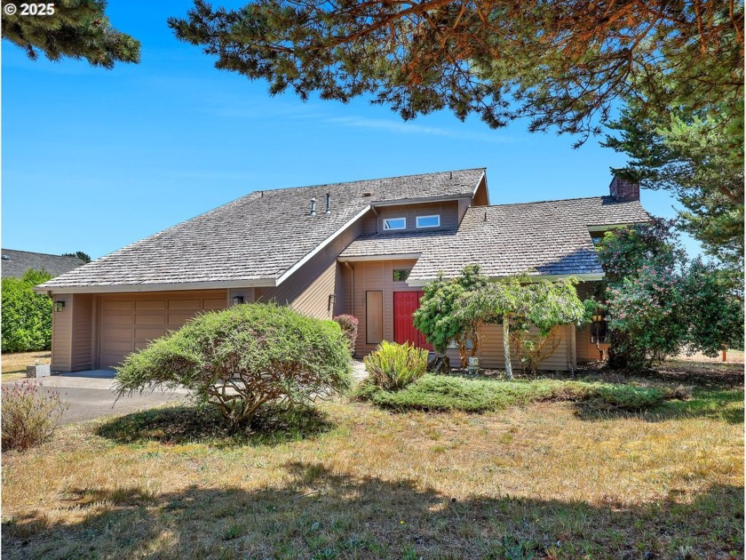 Located in the Country Club Estates neighborhood--just minutes - Beach Home for sale in Warrenton, Oregon on Beachhouse.com