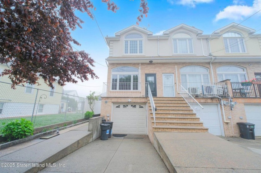 Beautiful 3 bed,4 bath with full finished basement townhouse - Beach Home for sale in Staten Island, New York on Beachhouse.com