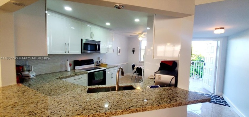 ONE OF THE LARGEST CONDOS IN ALL SUNRISE LAKES! COMPLETELY - Beach Condo for sale in Sunrise, Florida on Beachhouse.com