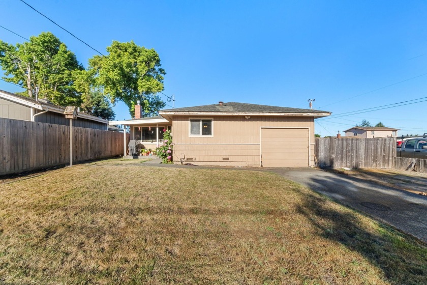 Fortuna ''Jewel'' in established neighborhood. 1,252 square feet - Beach Home for sale in Fortuna, California on Beachhouse.com